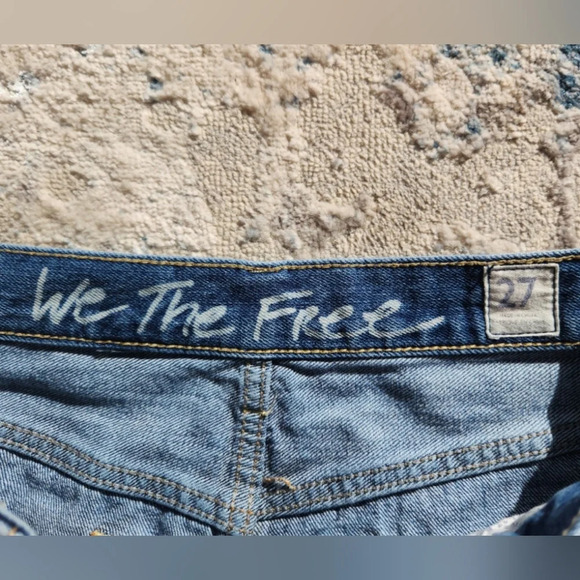 We The Free Women's Size 27 Distressed Denim Shorts - Picture 2 of 3